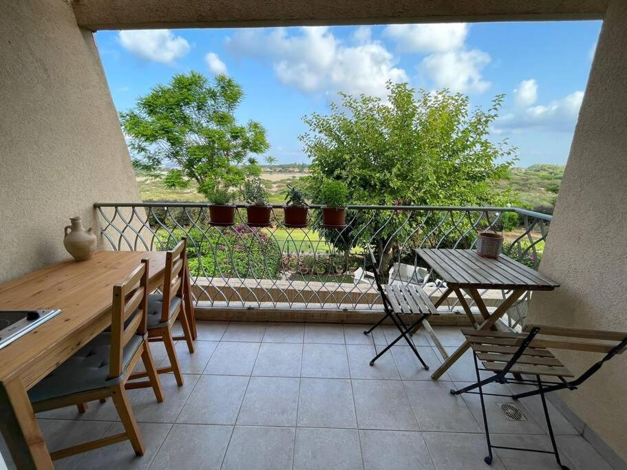 נוף לים 3 חדרים בנאות גולף בקסריה עם בריכה וחדר כושר Apartman Caesarea Kültér fotó